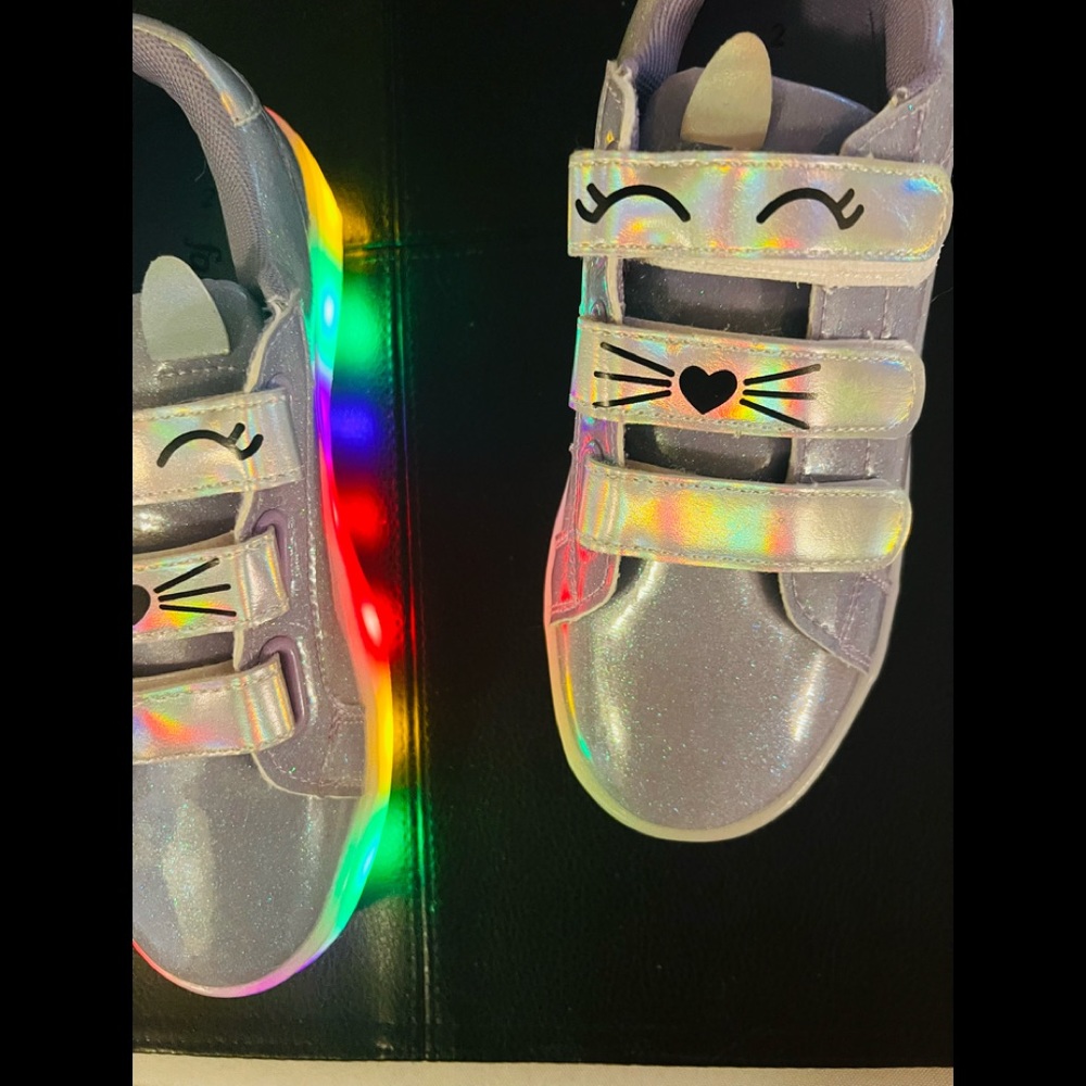 FABKIDS LIGHT-UP CAT SNEAKERS SIZE 2 LIGHT PURPLE BRAND NEW